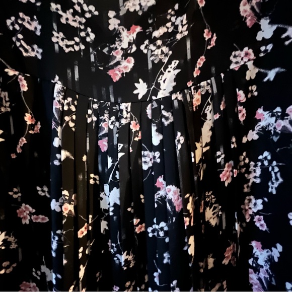 Floral pleat-back long sleeve top - Picture 4 of 6